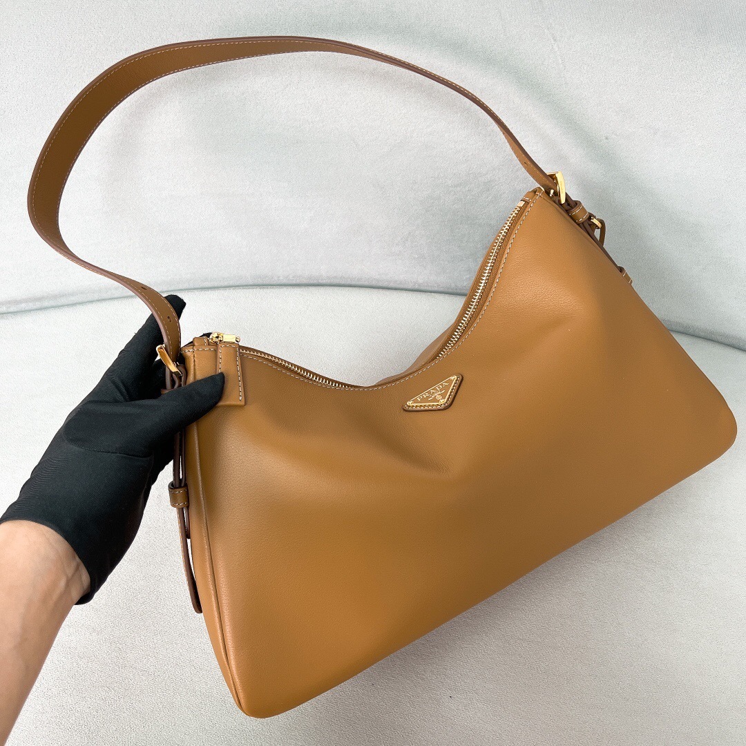 Jacquemus Leather Le Grand Turismo Top-Handle Bag