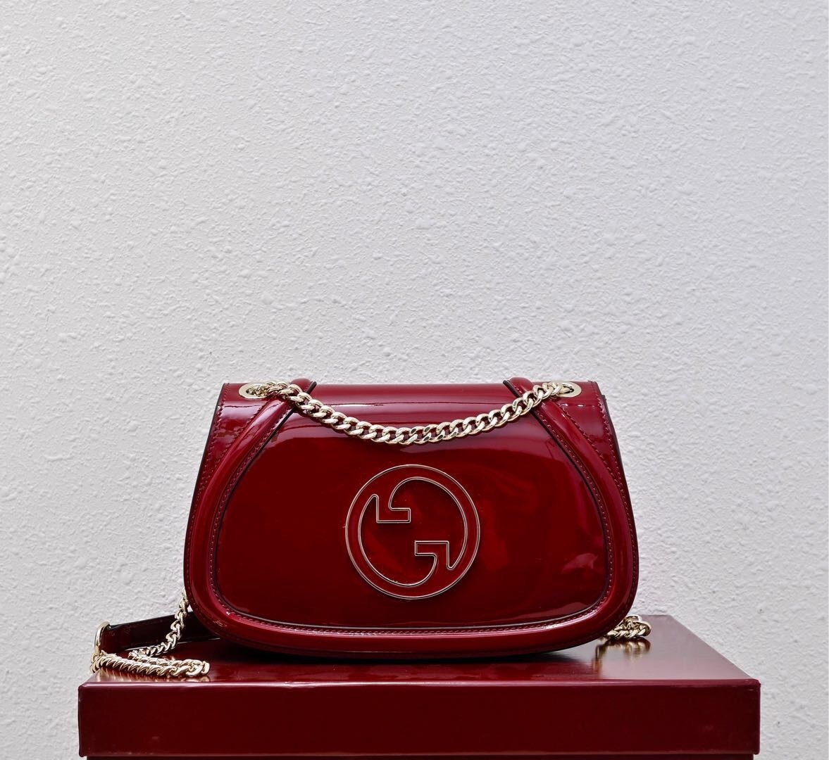 Gucci Blondie shoulder bag in shiny burgundy patent leather