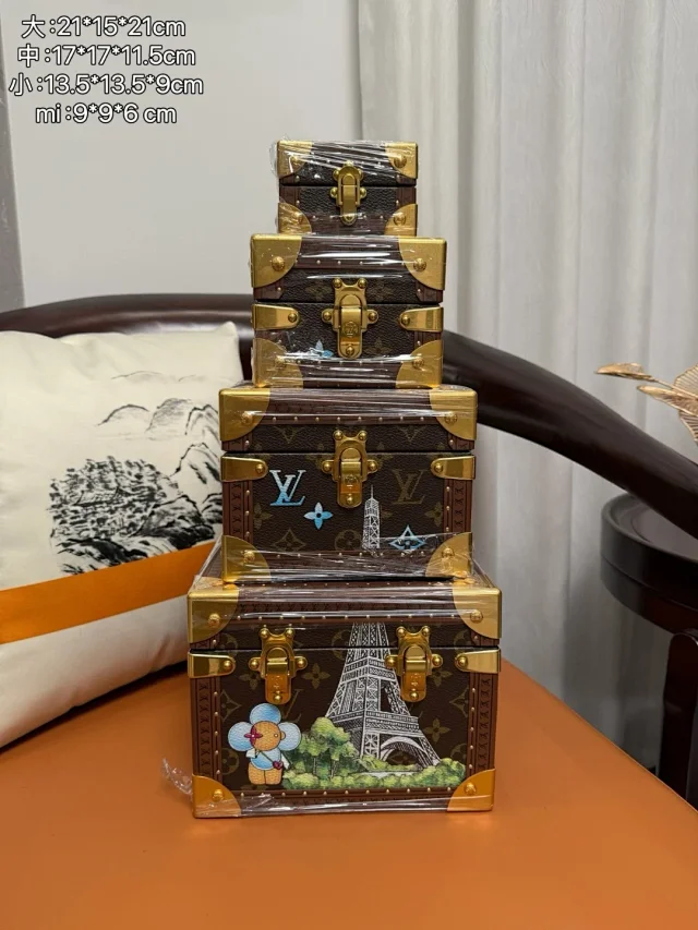 LV painted version of the trendy four-in-one hard box