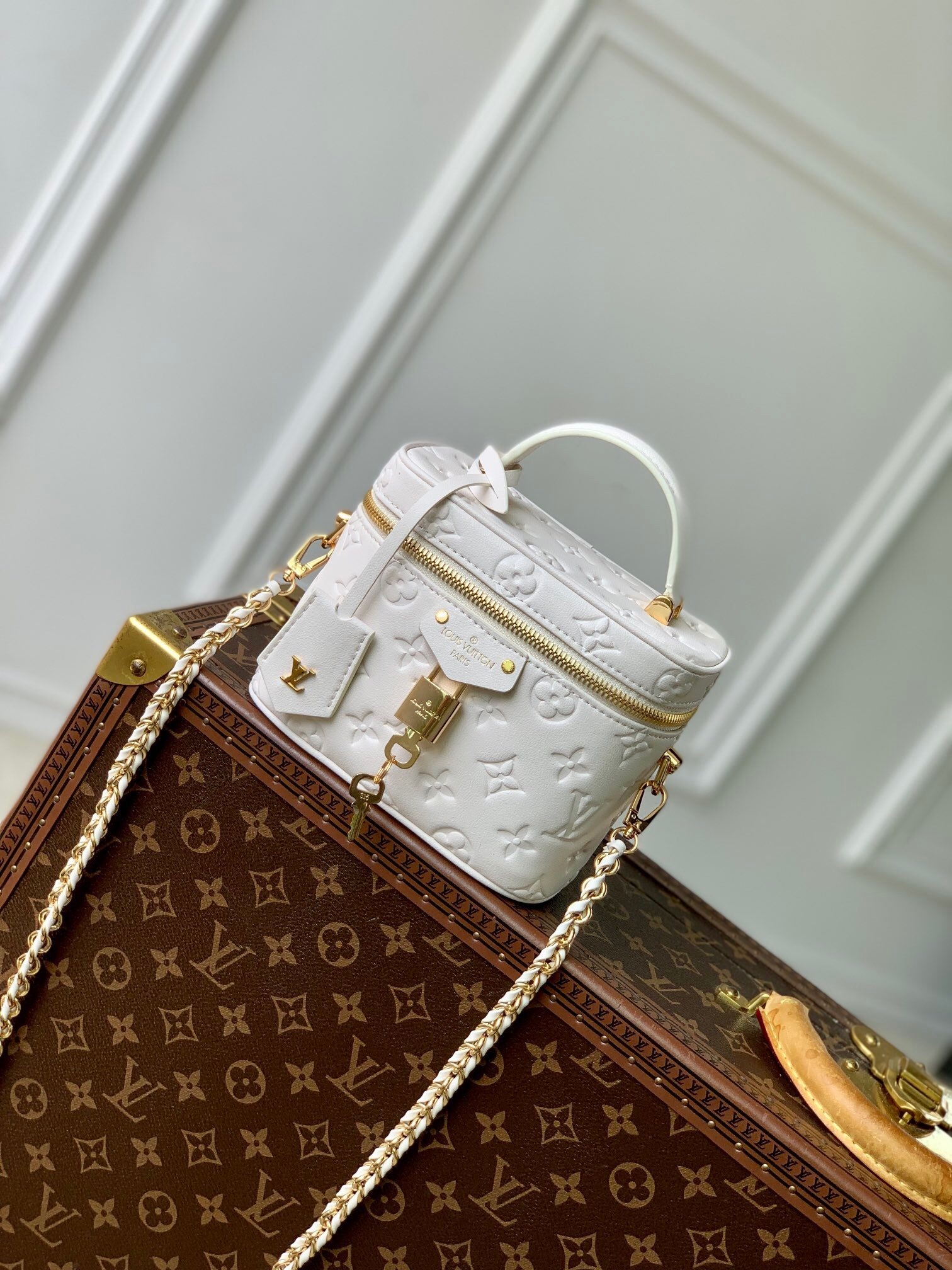 LV Vanity Chain Pouch Autruche white