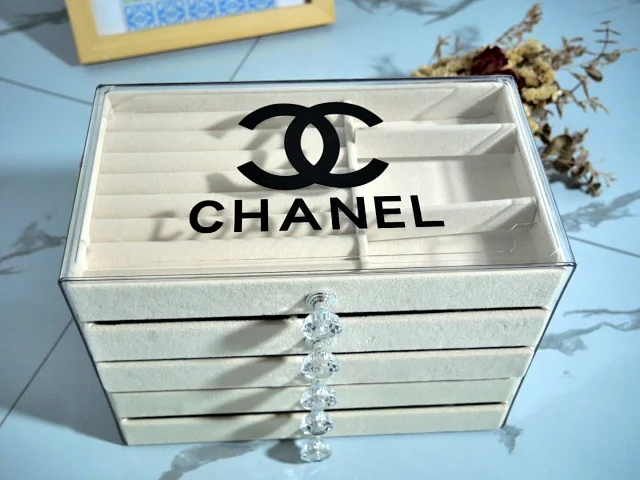 Chanel five-layer structure of the trendy storage box