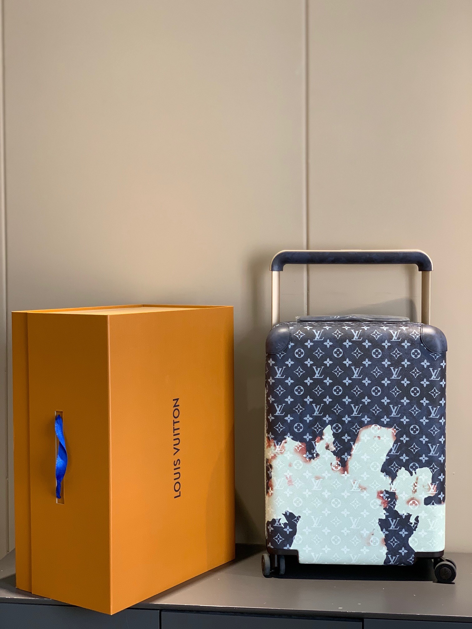LV Horizon 55 Taurillon Monogram suitcase