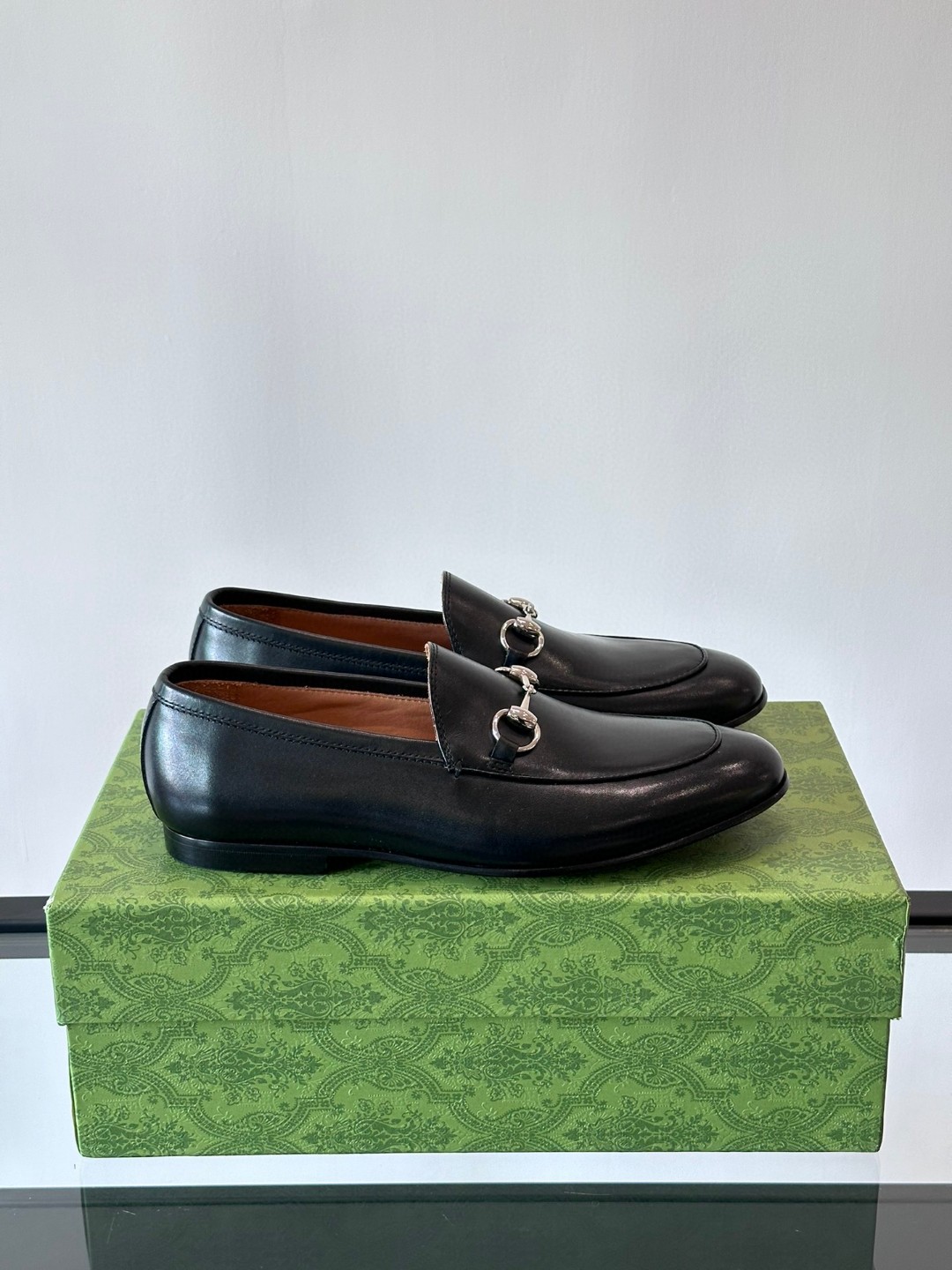 Gucci Men's Jordaan Horsebit Loafers in black leather