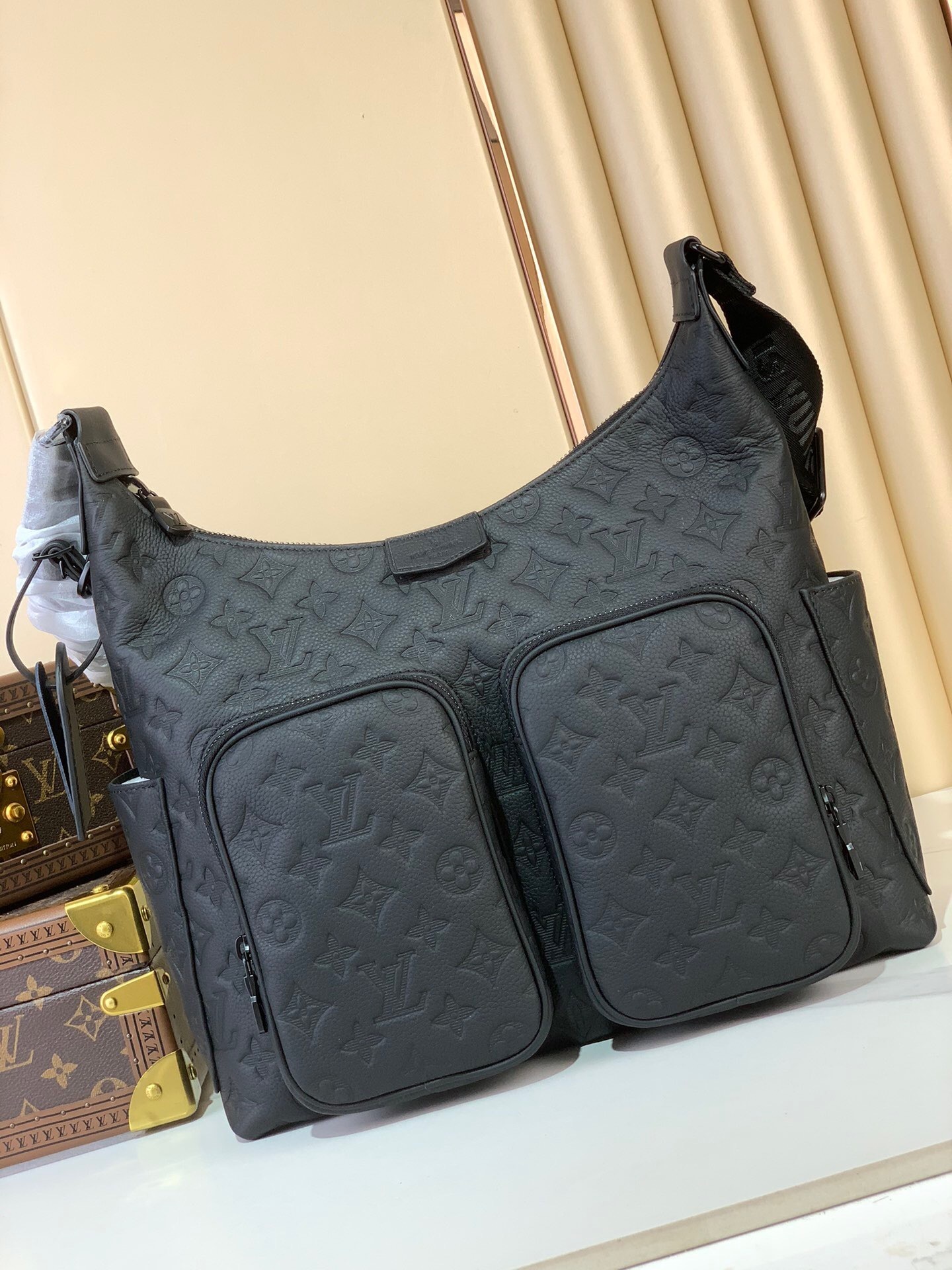 LV Hobo Cargo bag black