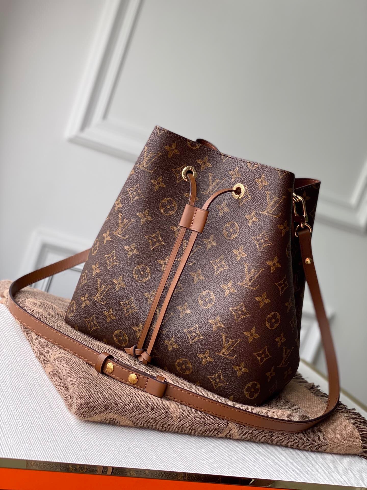 LV M44887 NeoNoe MM Monogram shoulder bag