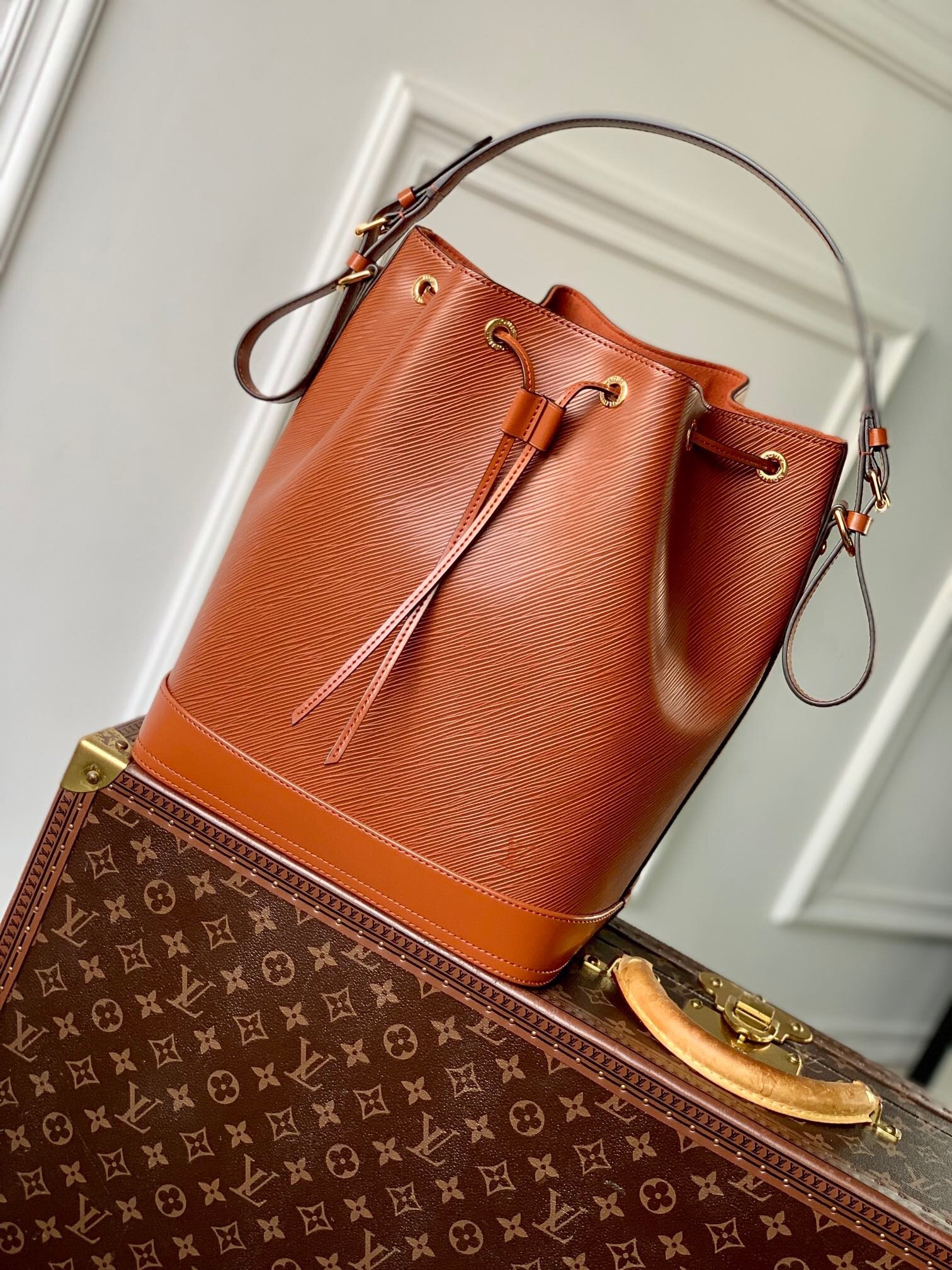 LV NeoNoe MM bucket bag gold brown