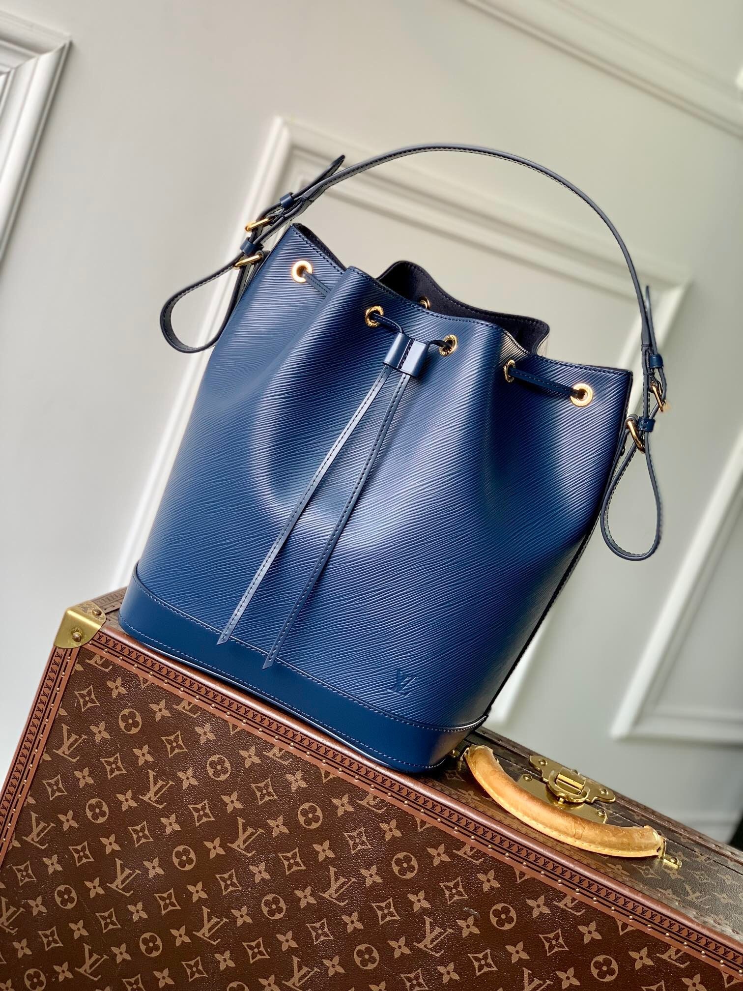 LV Noe MM bucket bag in navy blue Epi grained calf leather.