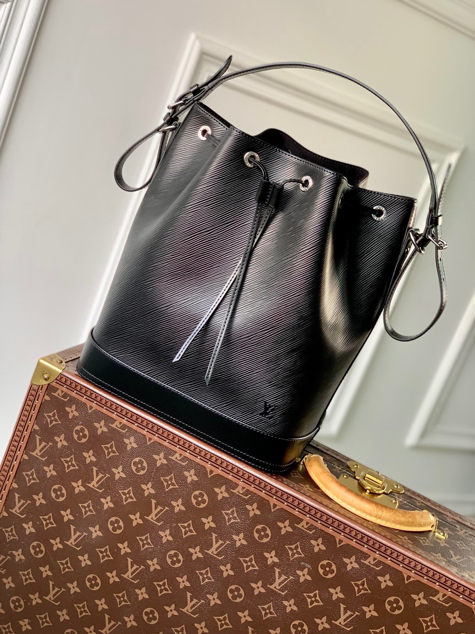 LV Noe MM bucket bag black Epi grained calf leather.