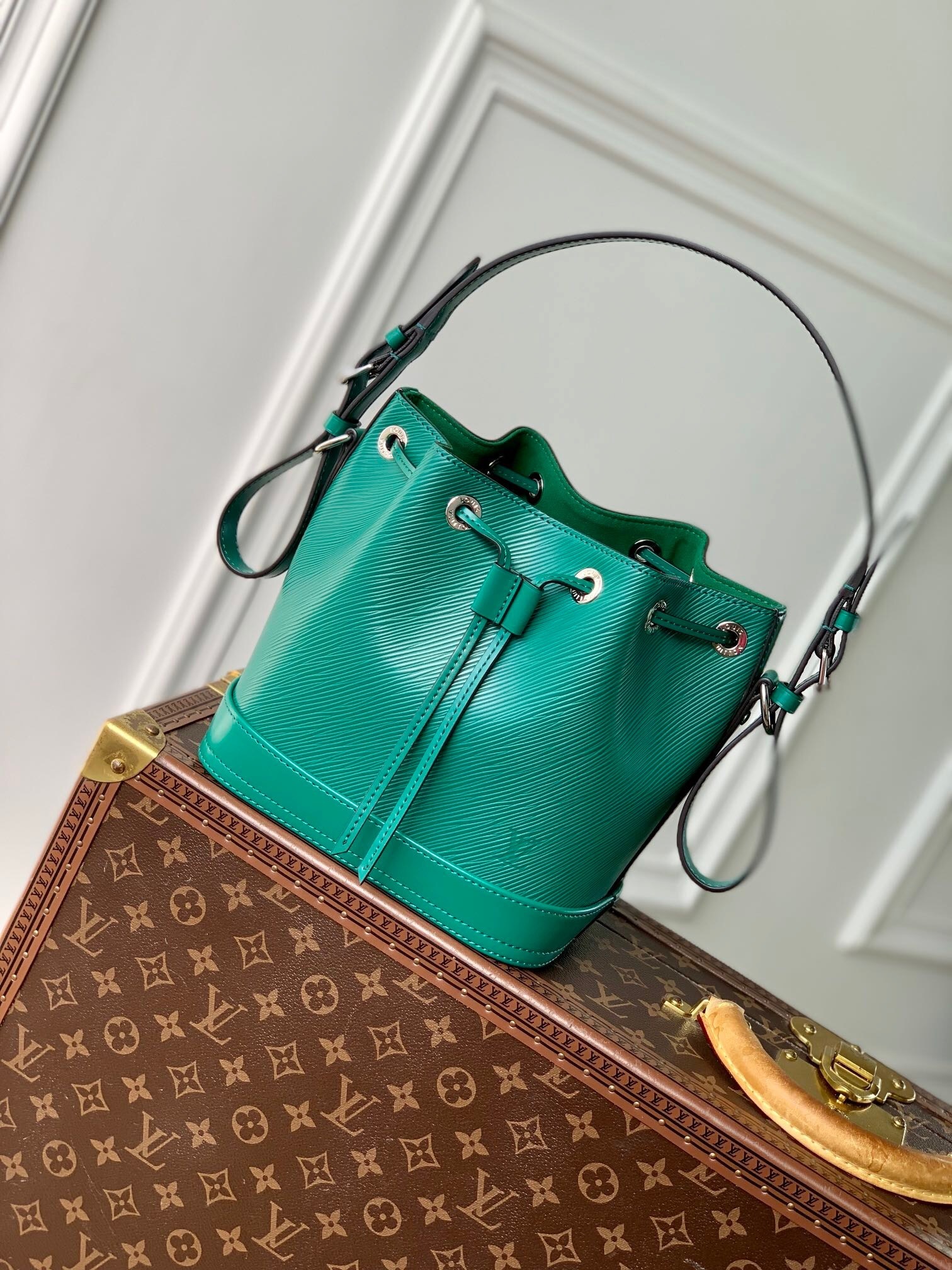 LV Noé MM bucket bag in green Epi leather.