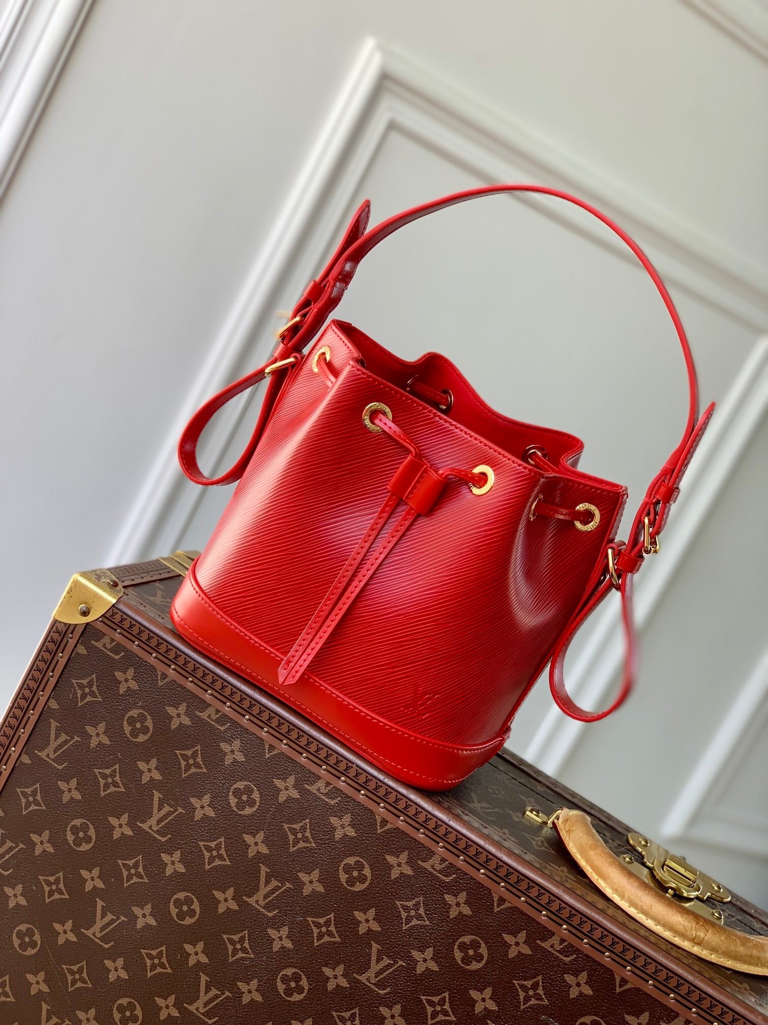 LV NeoNoe MM bucket bag in red