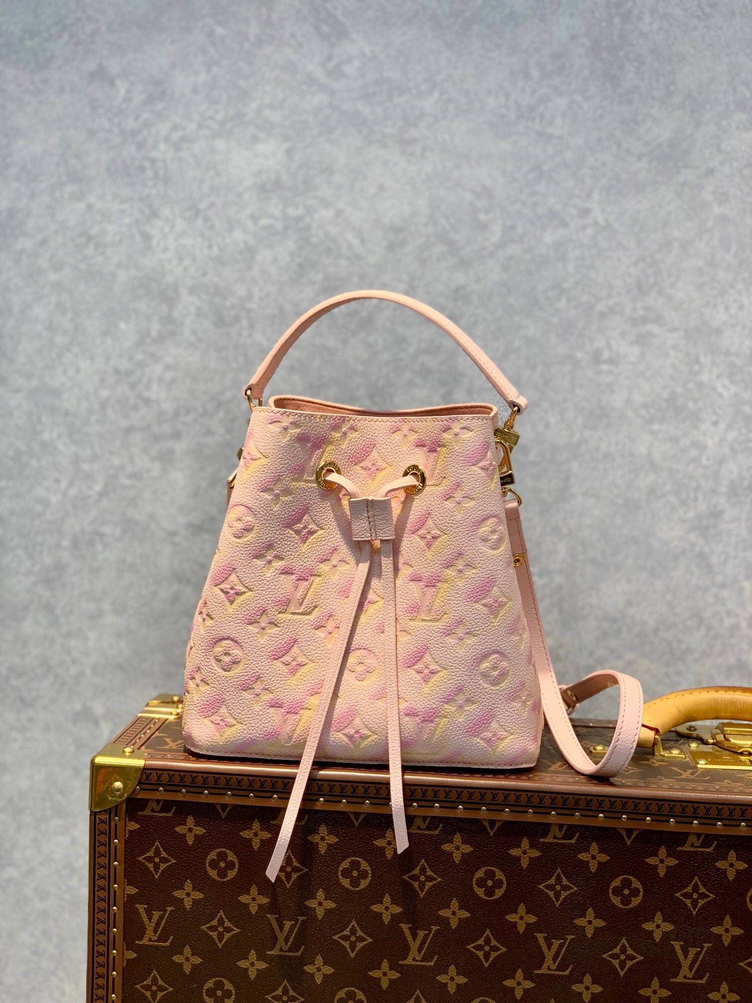 LV NeoNoe BB bucket bag in pink Monogram Empreinte leather.