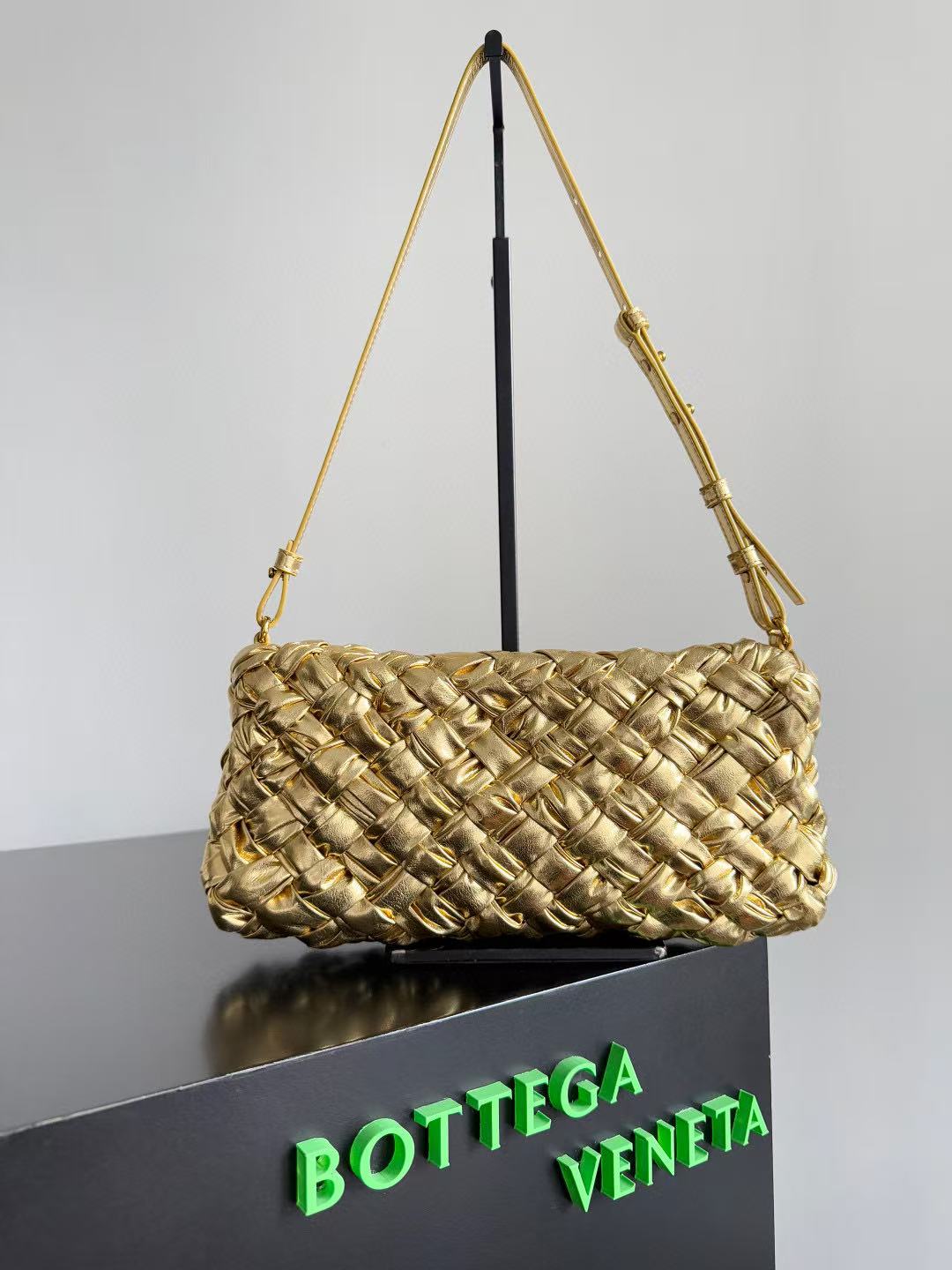 Bottega Veneta Kalimero Cha-Cha bag in gold-colored gathered intrecciato leather