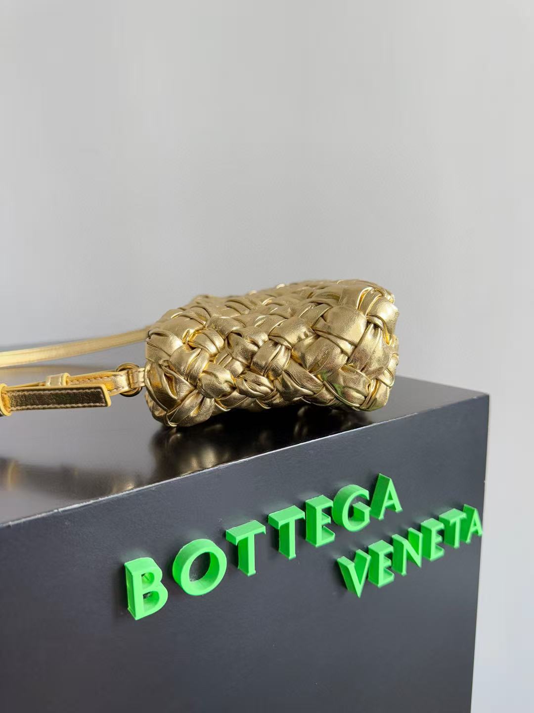 Bottega Veneta Kalimero Cha-Cha bag in gold-colored gathered intrecciato leather