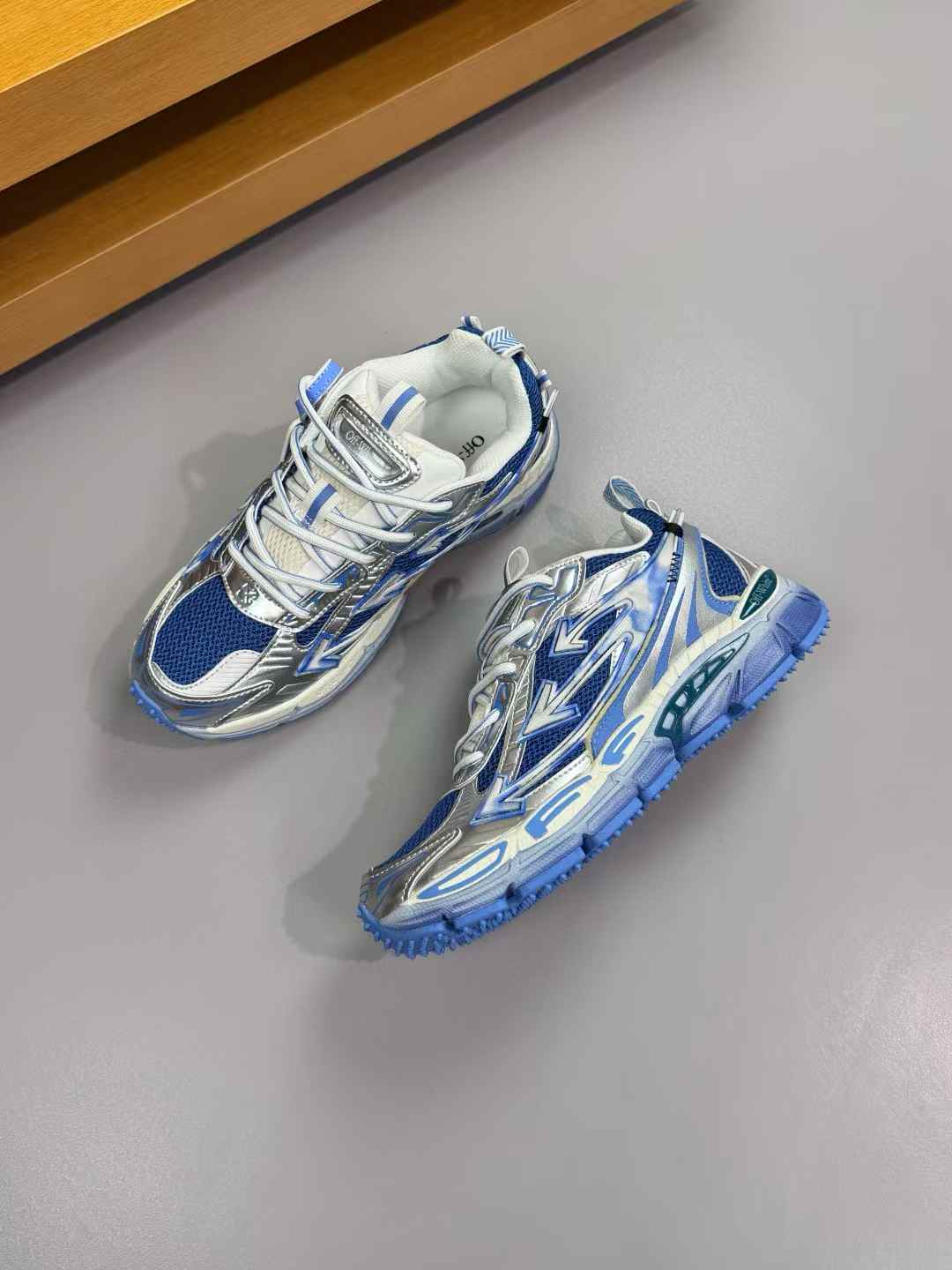 Off White "Be Right Back" sneakers in silver and blue