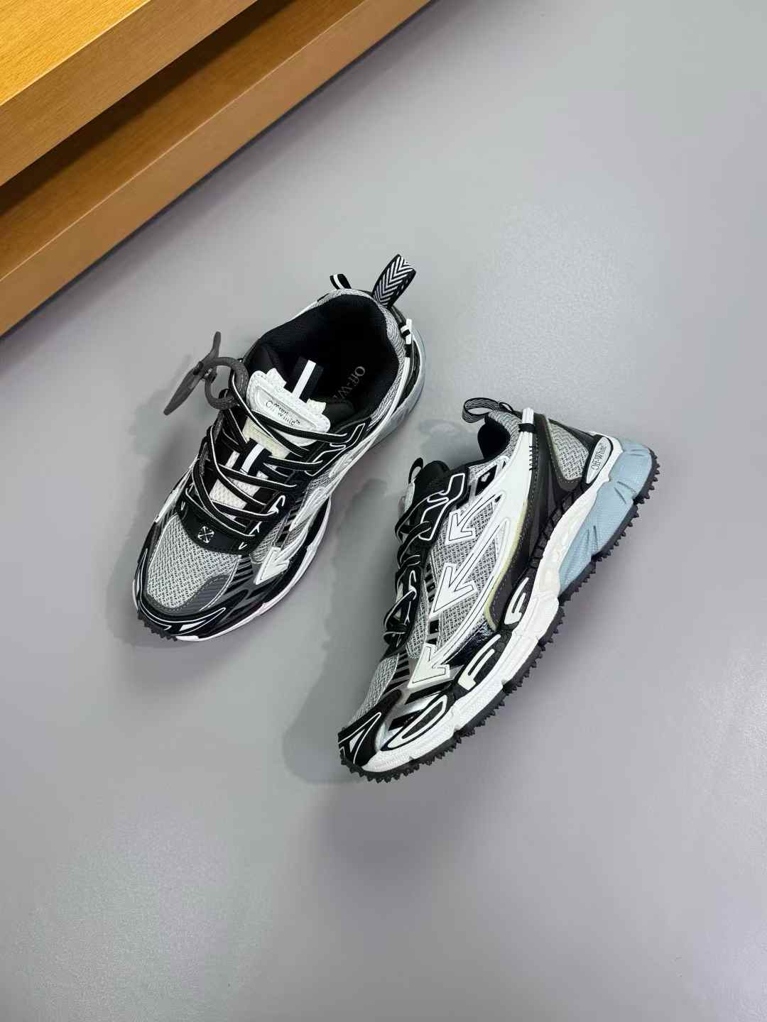 Off white Be Right Back Sneaker grey and black