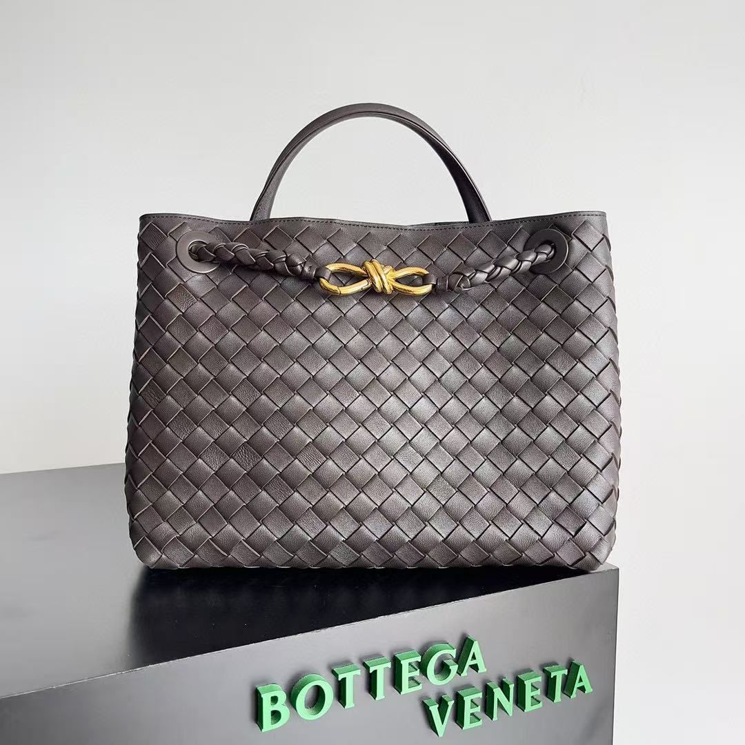 Bottega Veneta Andiamo bag in the color Fondant.