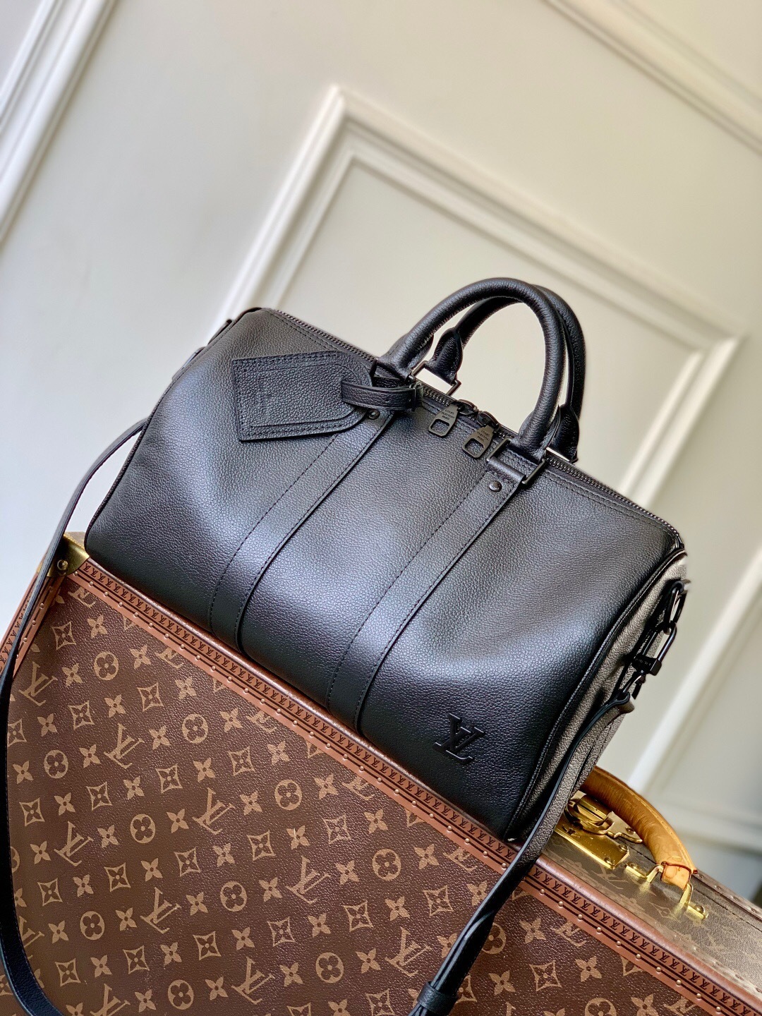 LV Keepall Bandouliere bag in black Taurillon leather.
