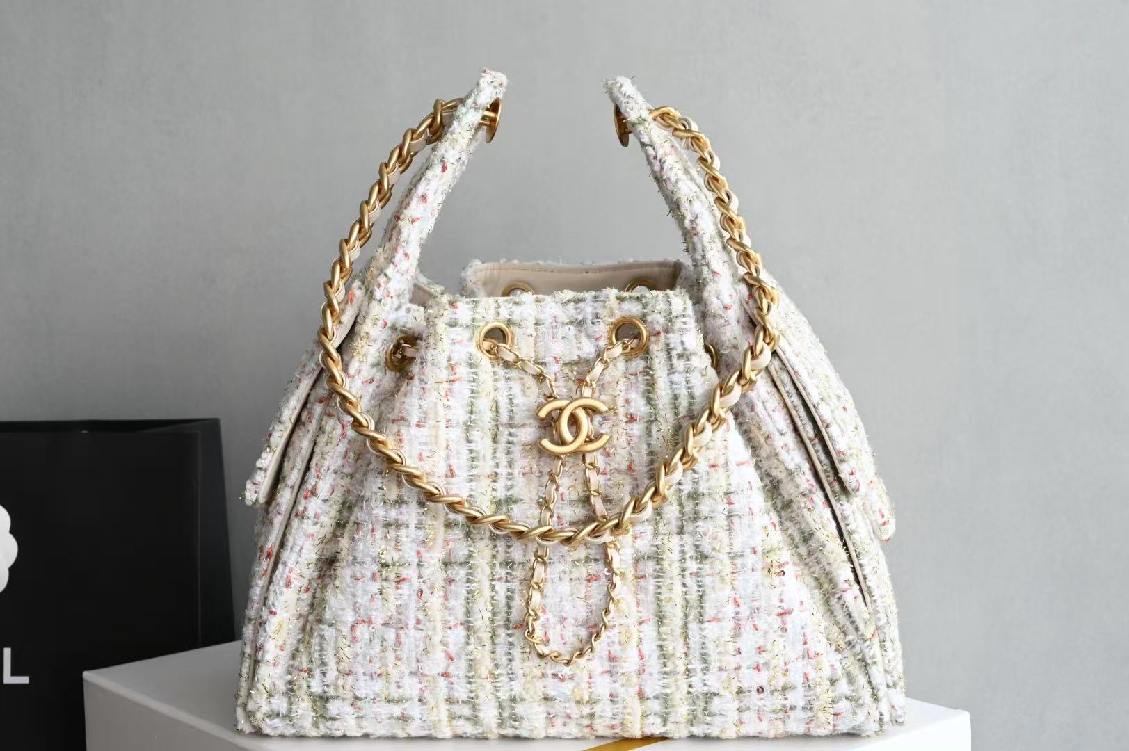 Chanel 25 small handbags white made of wool tweed with gold-tone metal hardware