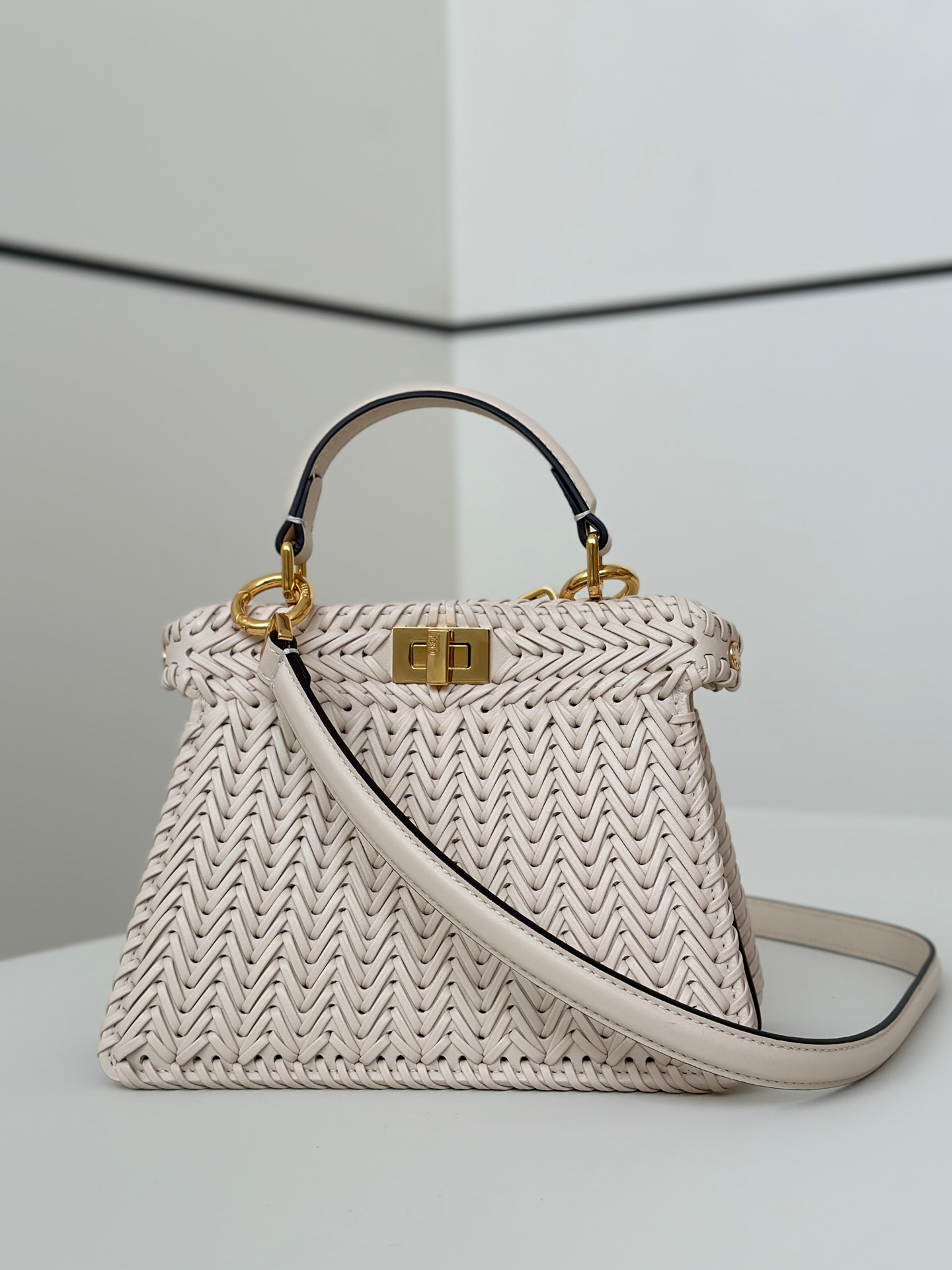 Fendi Peekaboo ISeeU Small handbag in camellia leather