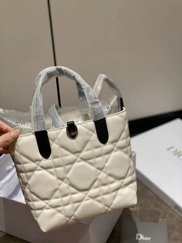 Dior Toujours bag in Macrocannage calfskin.