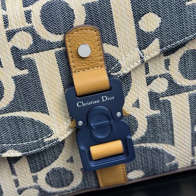 Dior Saddle messenger bag in blue Dior Oblique embroidery