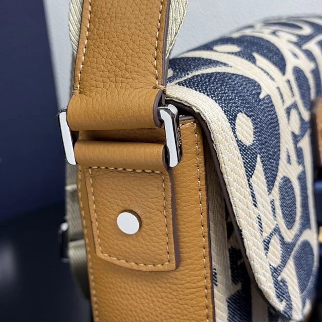 Dior Saddle messenger bag in blue Dior Oblique embroidery