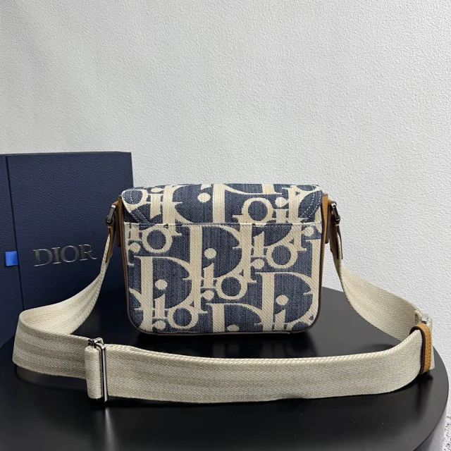 Dior Saddle messenger bag in blue Dior Oblique embroidery