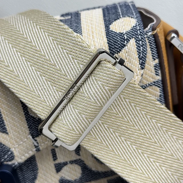 Dior Saddle messenger bag in blue Dior Oblique embroidery