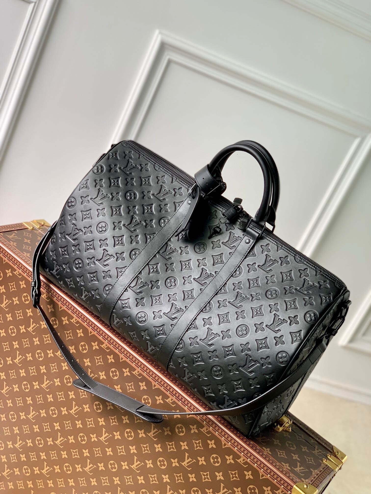 LV M44810 Keepall Bandouliere 50 travel bag in black embossed leather.
