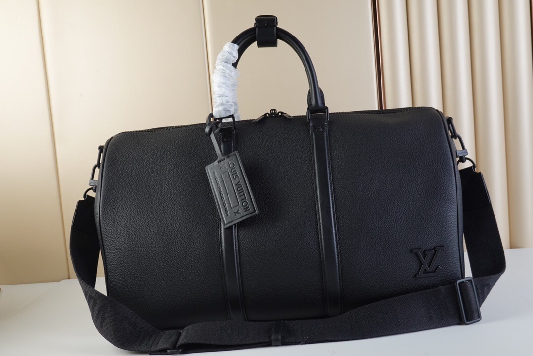 LV Keepall Bandoulière bag in black Taurillon leather.