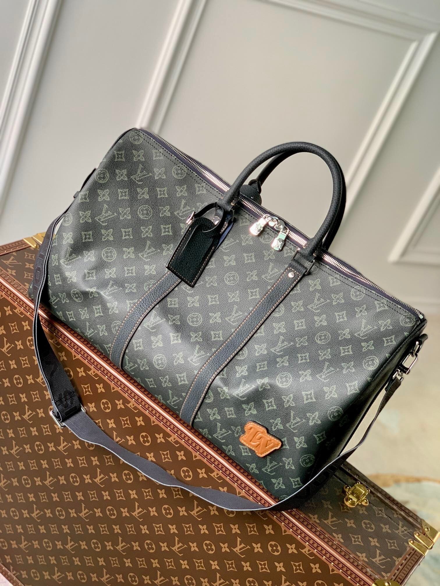 LV Keepall Bandoulière bag in Monogram Eclipse canvas.