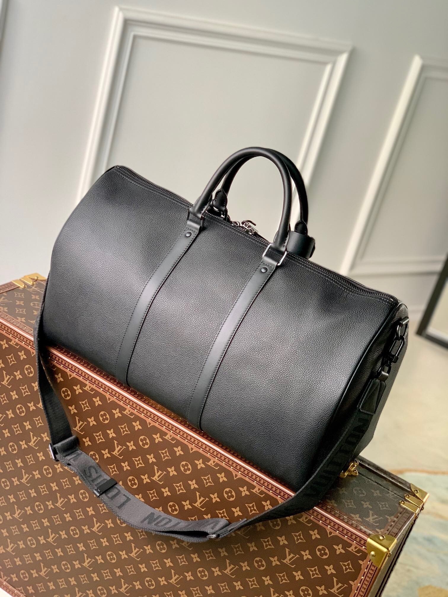 LV Keepall Bandoulière 50 bag in black Taurillon or Taiga leather