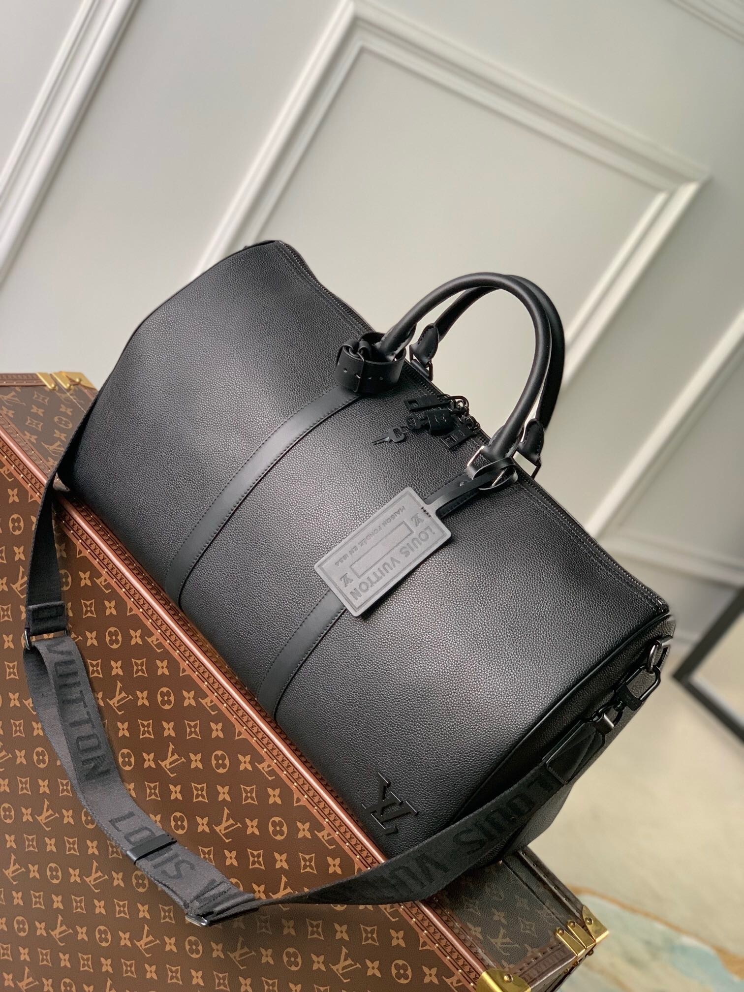 LV Keepall Bandoulière 50 bag in black Taurillon or Taiga leather