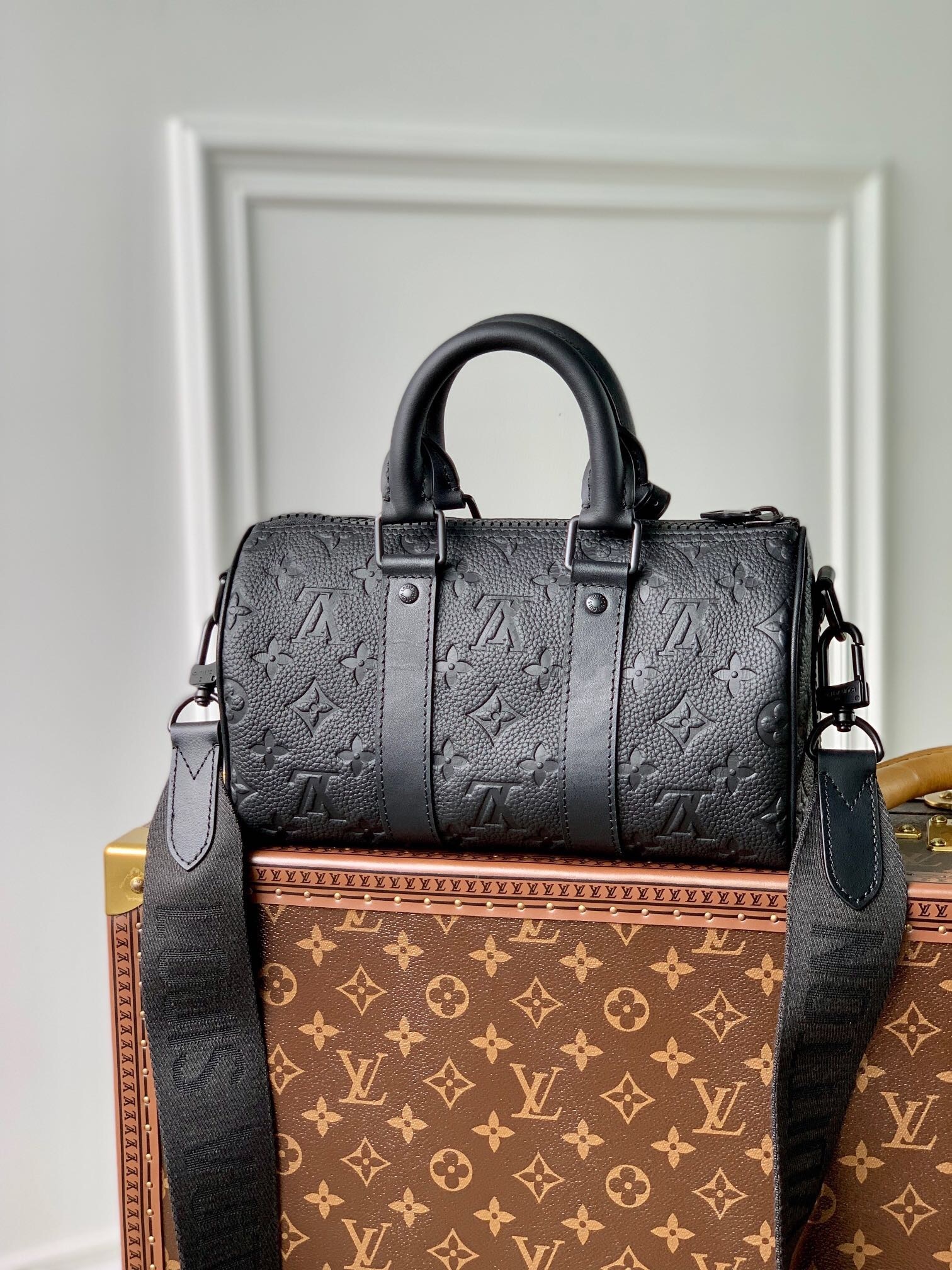LV Keepall Bandoulière 25 bag in black Taurillon Monogram leather