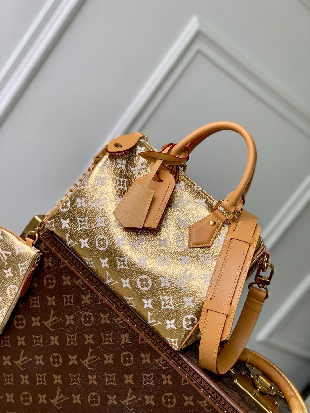 LV Speedy P9 Bandoulière 25 handbag in gold monogram leather.