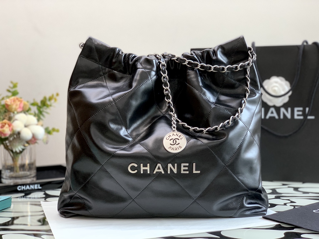 Chanel 22 bag black quilted calfskin leather.
