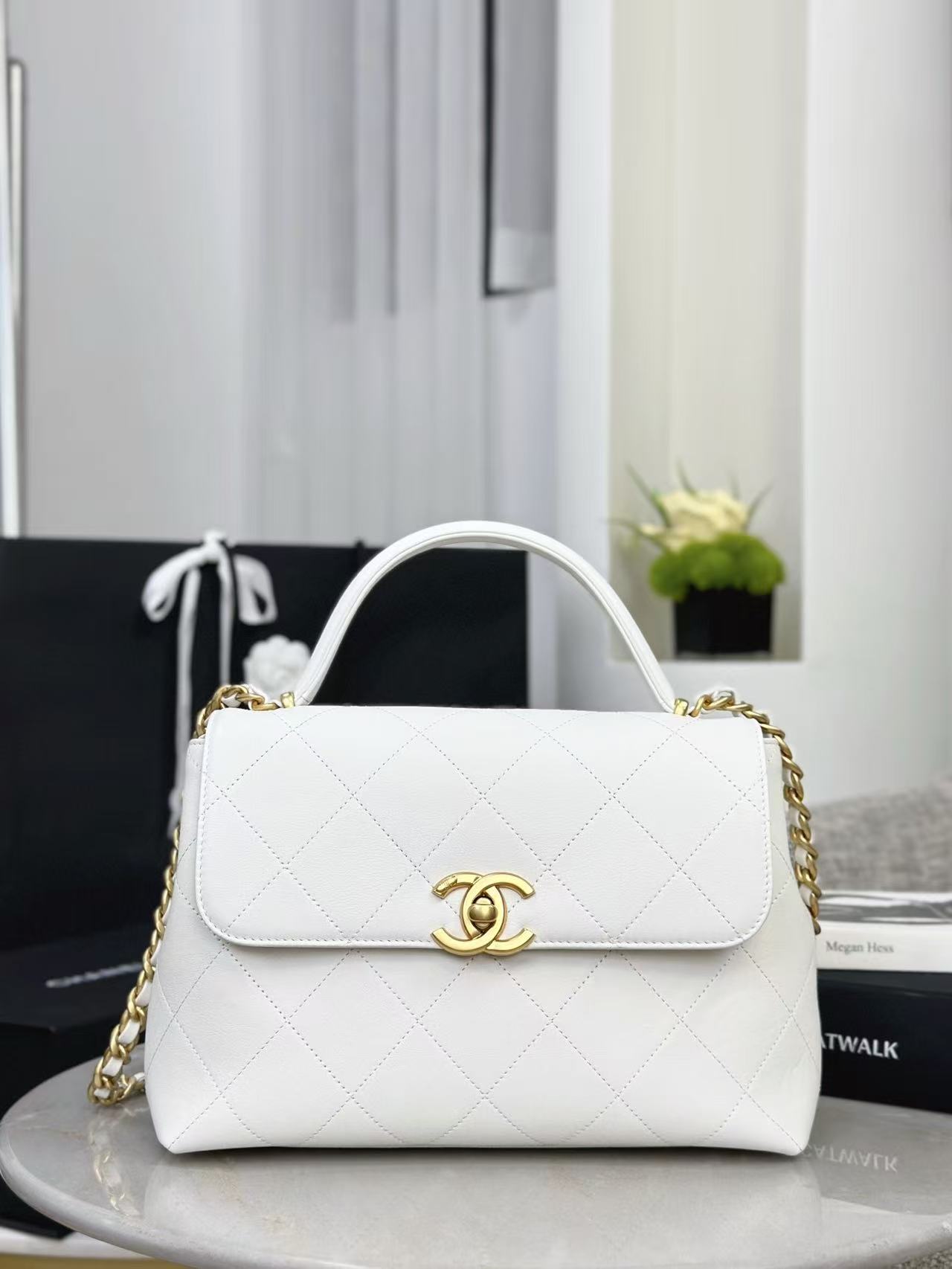 Chanel SPRING-SUMMER 2025 MAXIFLAP BAG WITH TOP HANDLE Calfskin & Gold-Tone Metal White