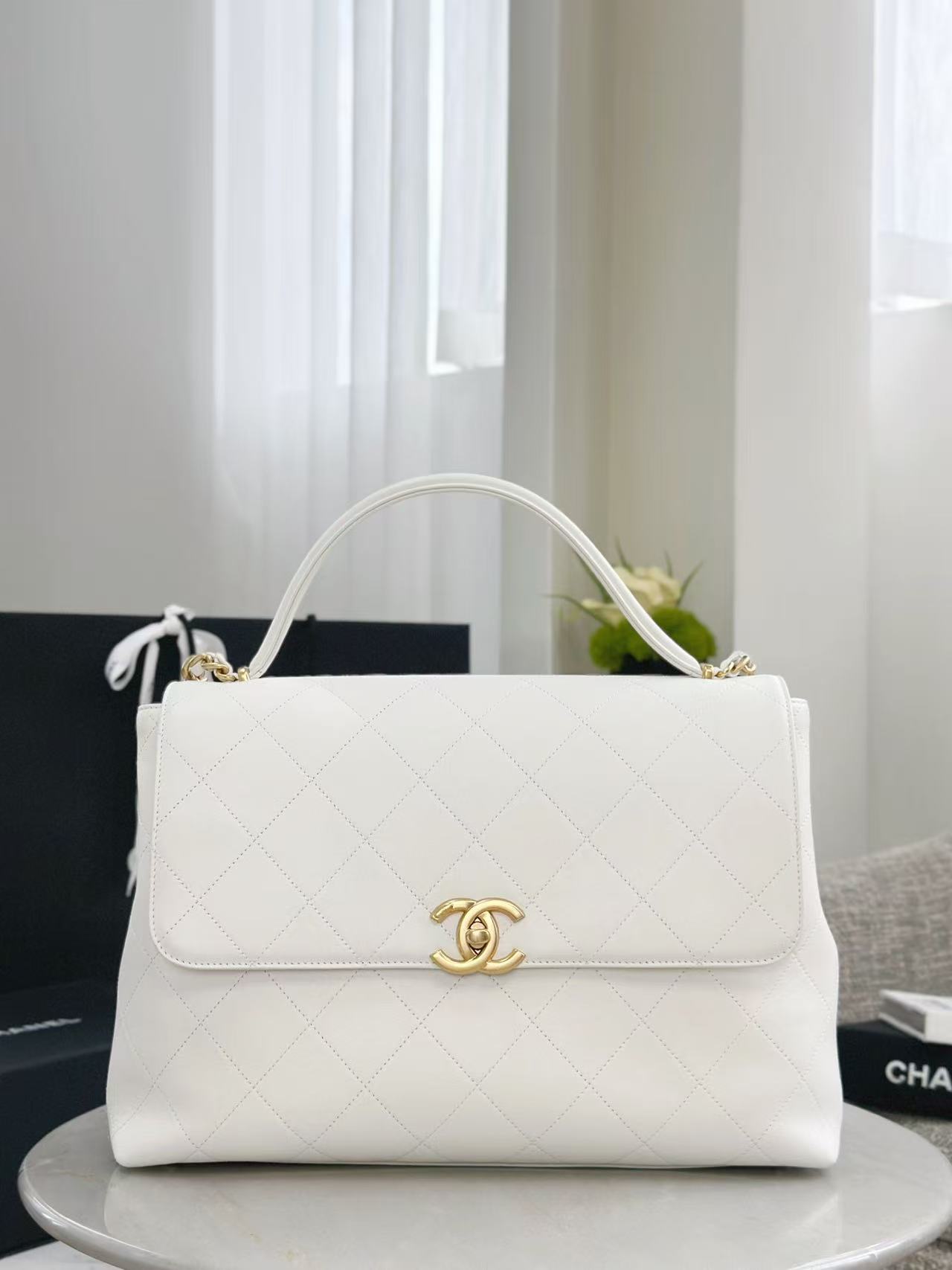 Chanel SPRING-SUMMER 2025 MAXIFLAP BAG WITH TOP HANDLE Calfskin & Gold-Tone Metal White