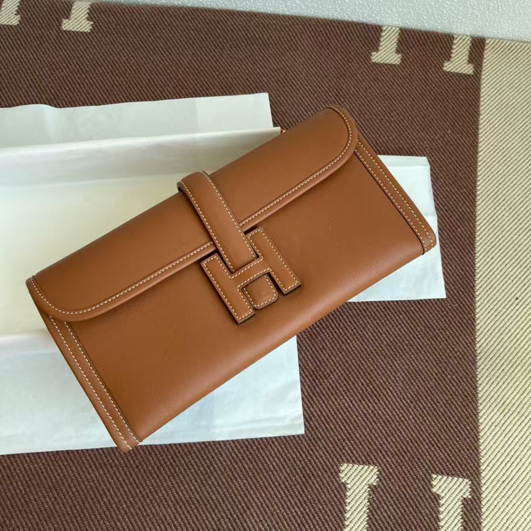 Hermes Jige Elan 29 clutch in camel Swift calfskin leather