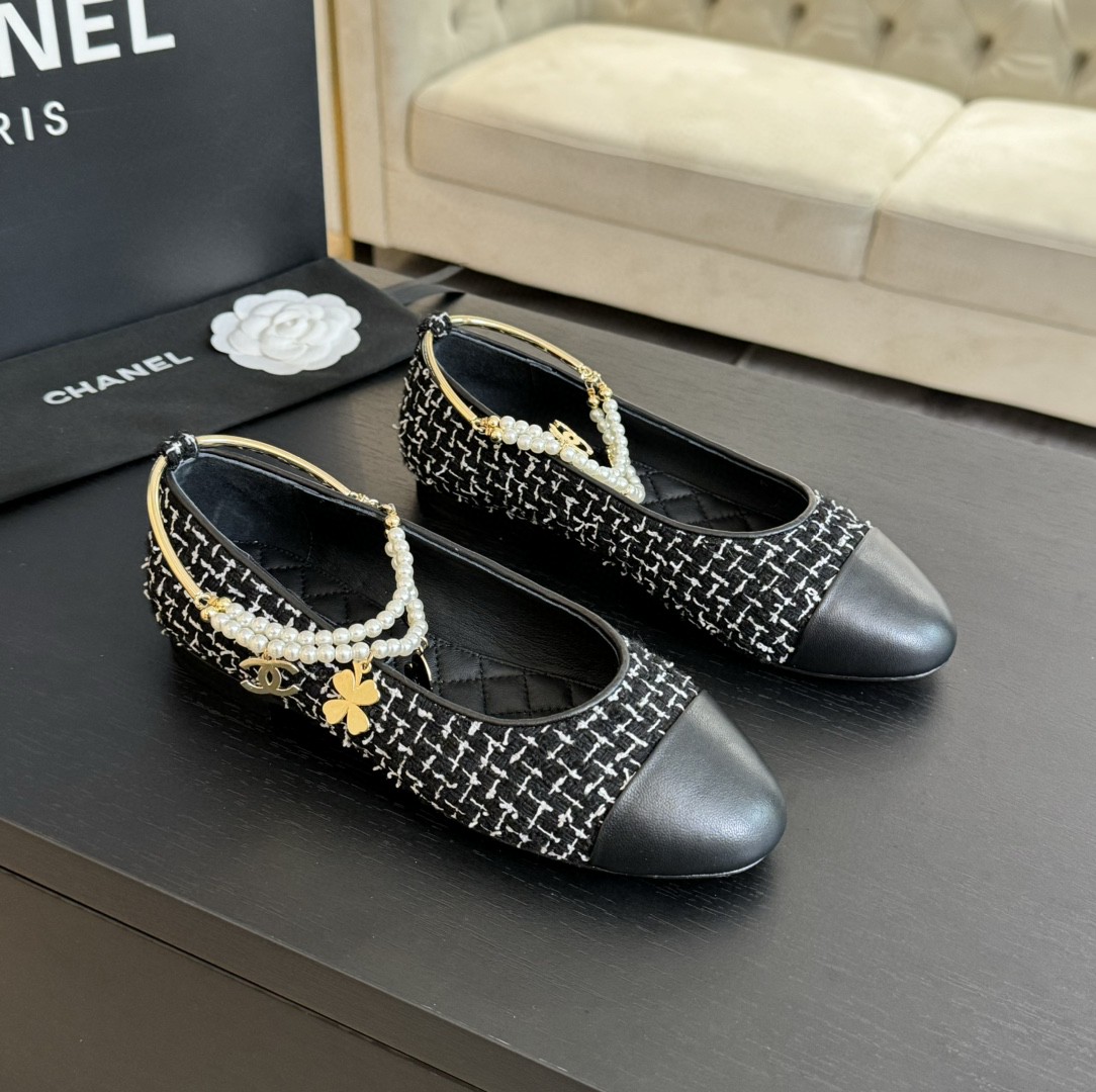 Chanel Tweed Lambskin Cap Toe Ankle Chain Ballerina Flats in black and white