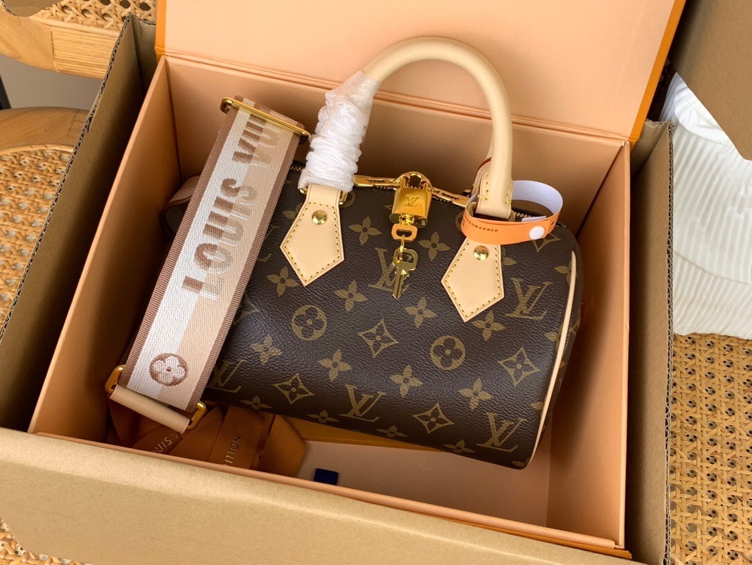 LV Speedy Bandoulière bag in Monogram canvas with natural cowhide trim