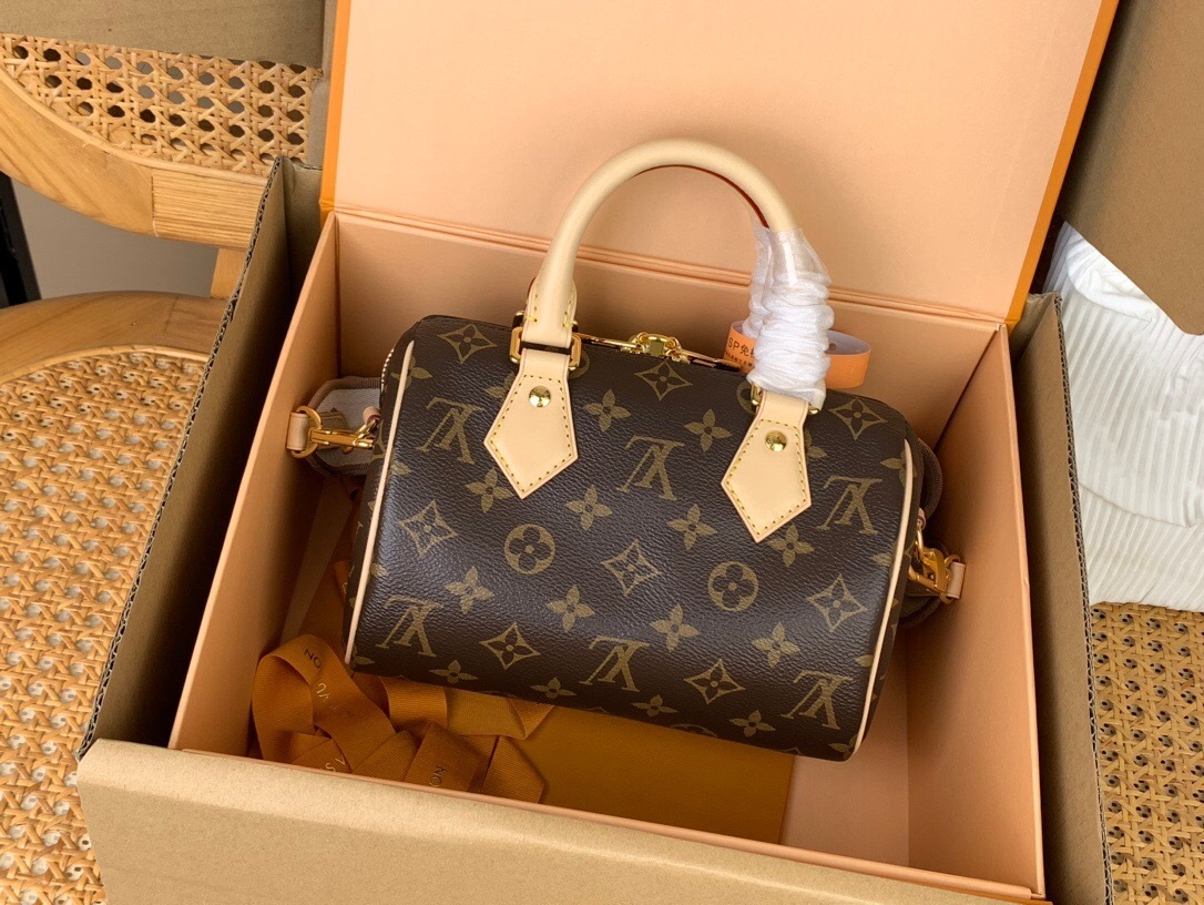 LV Speedy Bandoulière bag in Monogram canvas with natural cowhide trim