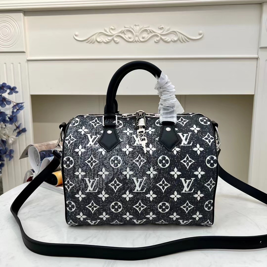 LV Speedy Bandouliere 25 handbag with a Monogram pattern