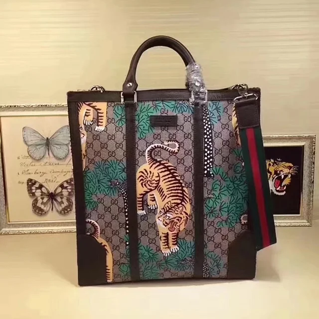 Gucci GG Supreme tote bag with a tiger print