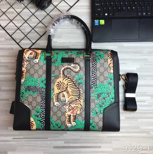 Gucci GG Supreme duffle bag with a tiger print
