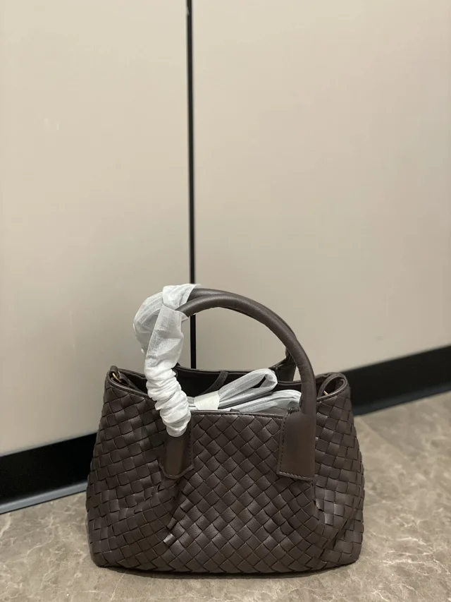 Bottega Veneta Small Pinacoteca tote bag in woven leather.