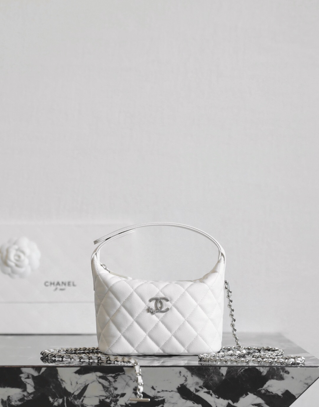Chanel 25 tote bag. white leather