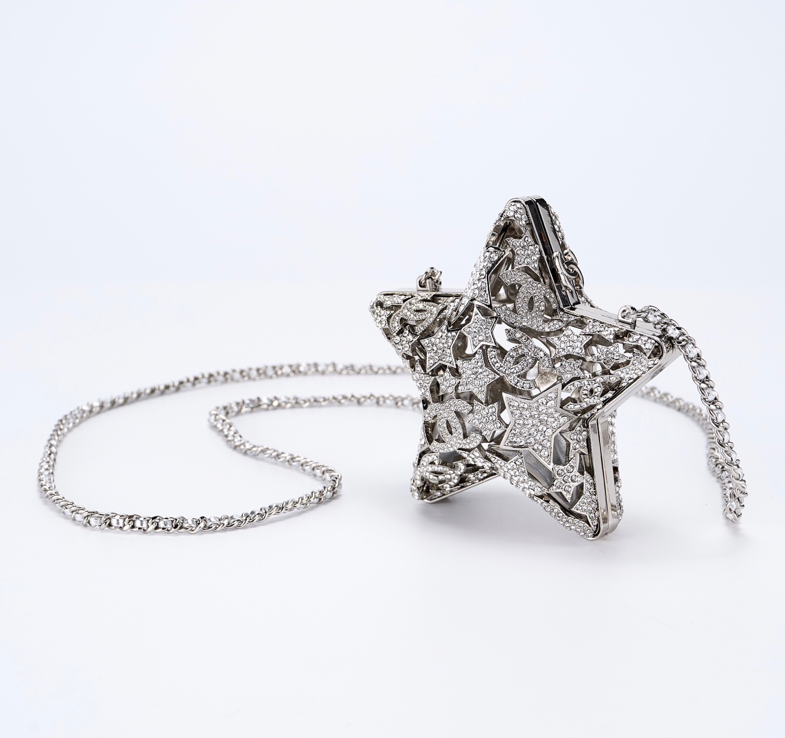 Chanel star-shaped diamond pendant shoulder bag