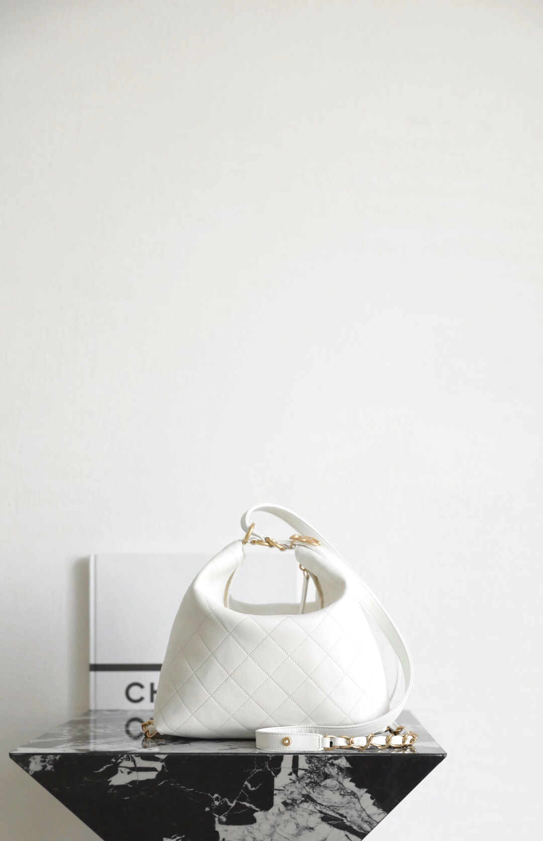 Chanel Chanel 22 hobo bag in white shiny calfskin with gold-tone metal hardware