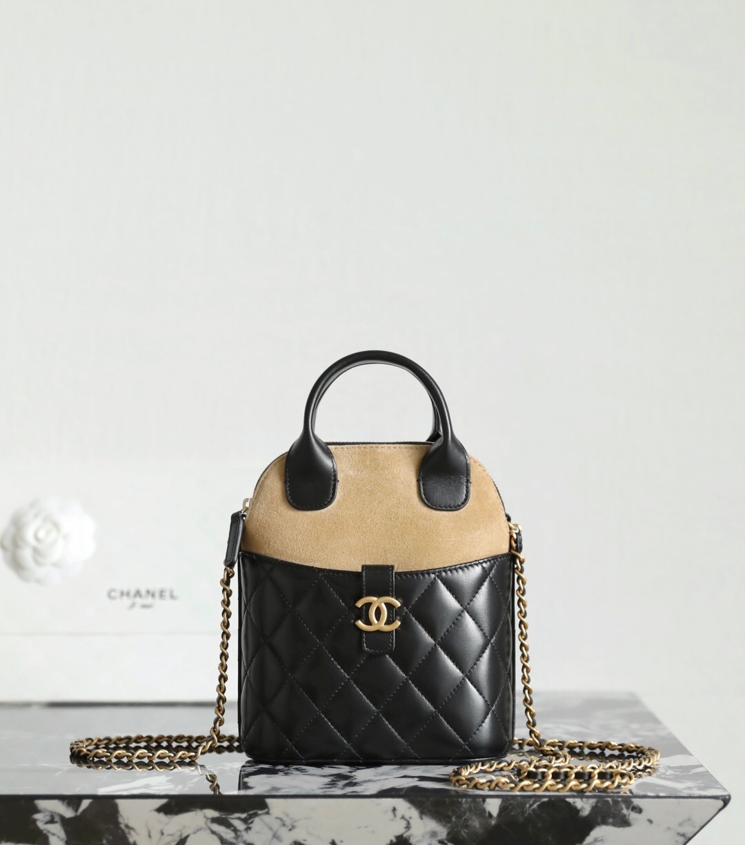 Chanel Clutch with chain in black and beige suede calfskin shiny lambskin gold-tone metal from the 2024/25 Metiers d'art collection